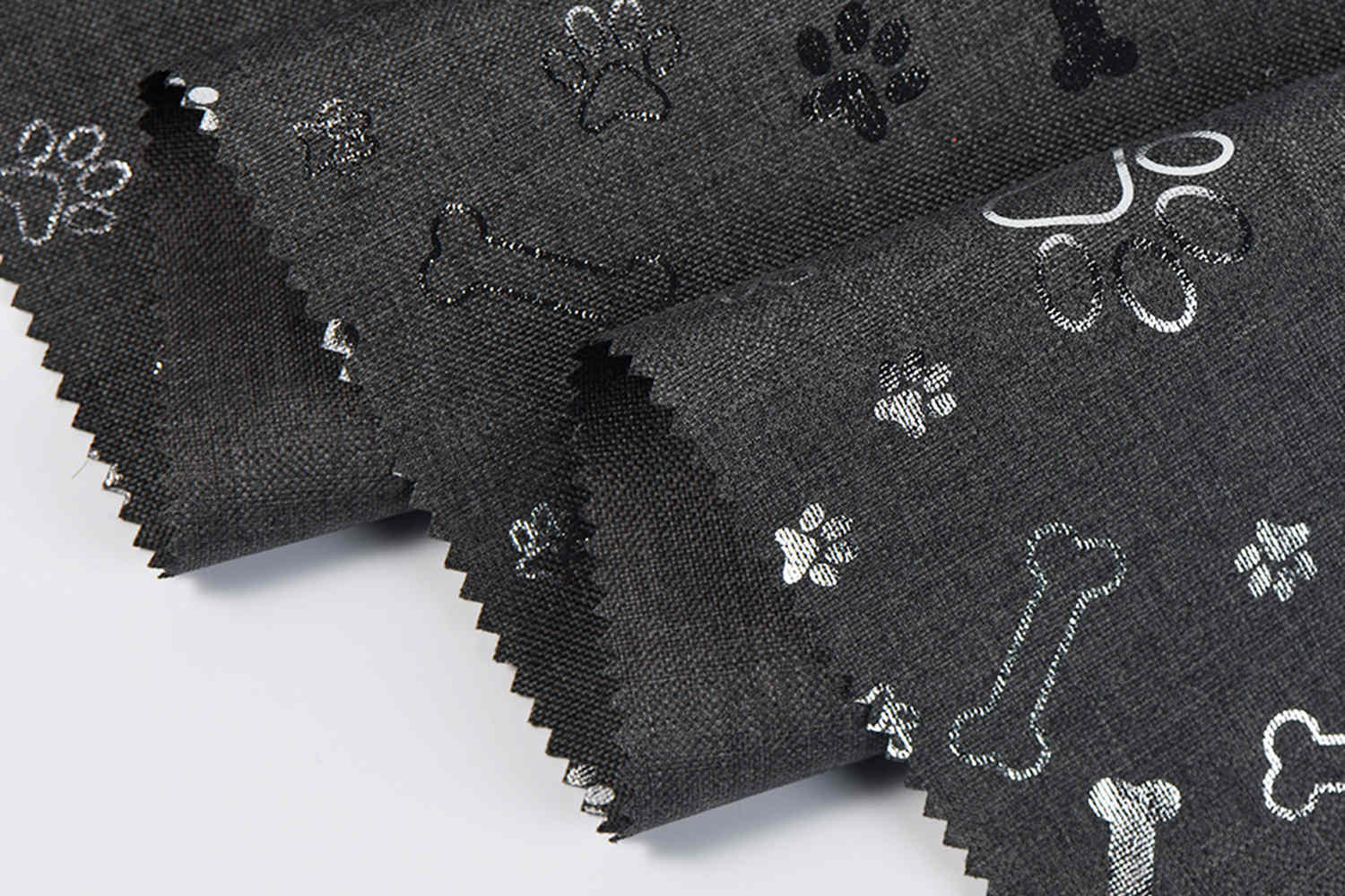 PU bersalut 600d 68t kation dengan cetakan perak