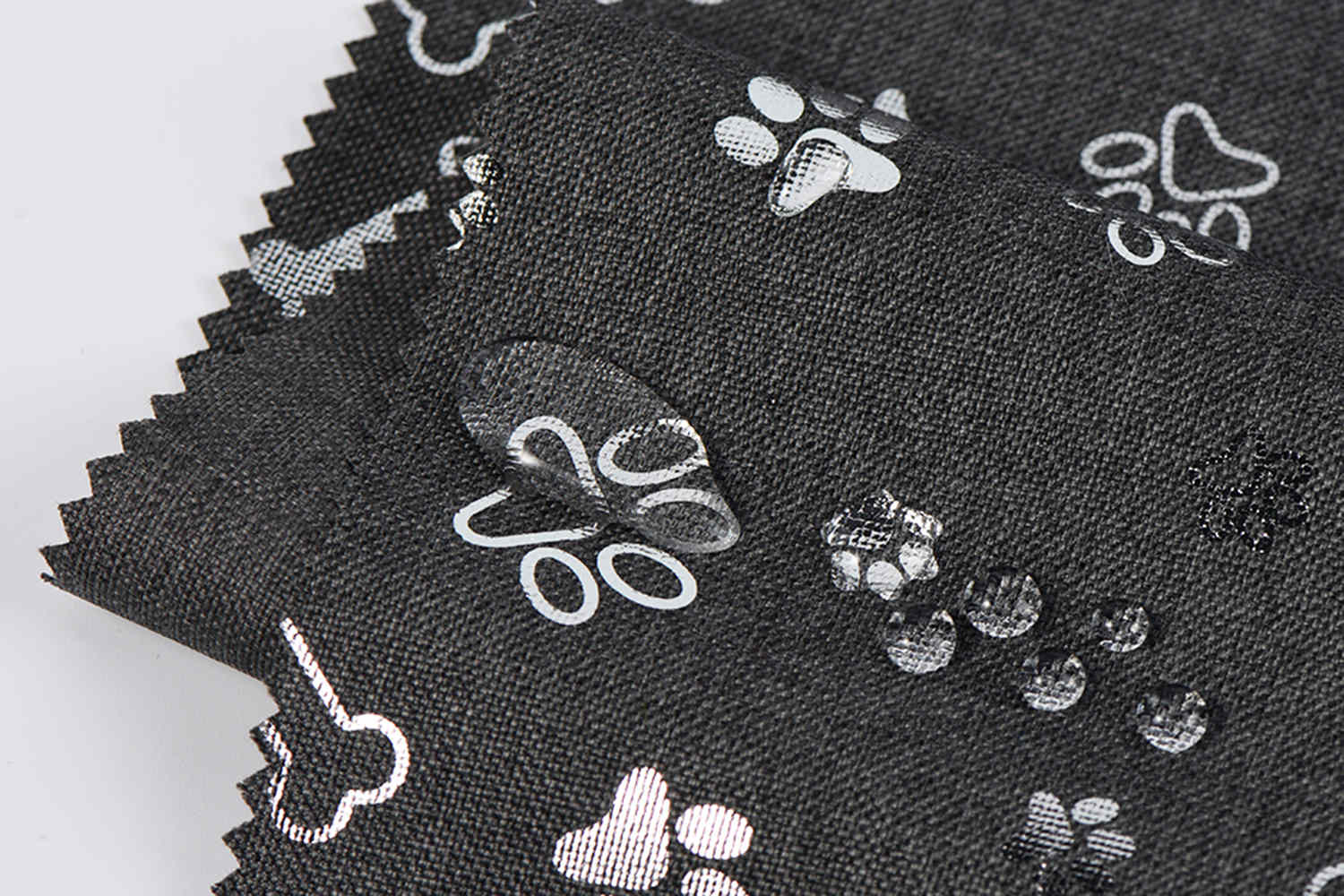 PU bersalut 600d 68t kation dengan cetakan perak